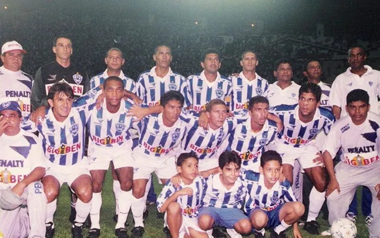 Paulinho (terceiro agachado da esquerda para direita) fez parte do time campeão invicto de 98 pelo Paysandu