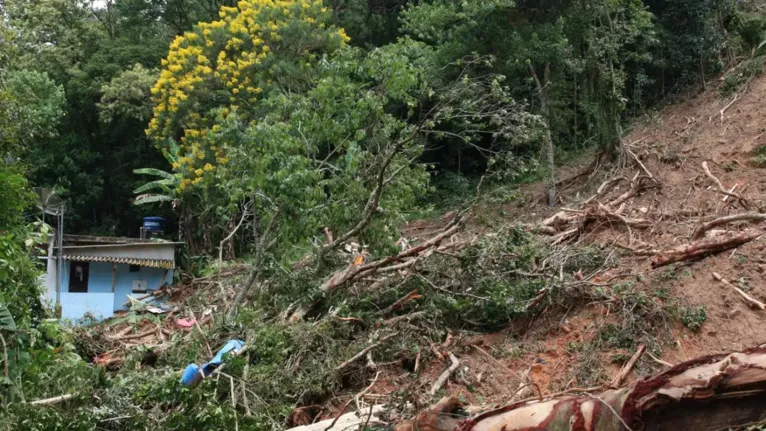 As comunidades desassistidas pelo Poder Público são as que mais sofrem com a marginalização, além dos impactos negativos da degradação ambiental, a exemplo dos deslizamentos de terra provocados por fortes chuvas