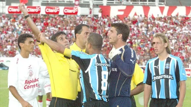 Sandro Goiano tenta reverter a expulsão de Domingos, do Grêmio, durante a "Batalha dos Aflitos", em 2007.