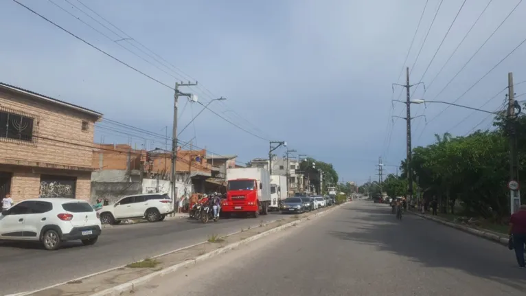 O trânsito ficou completamente parado durante o protesto na manhã de hoje (05)