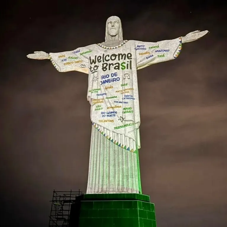 Cristo Redentor se ilumina com homenagem a Taylor Swift