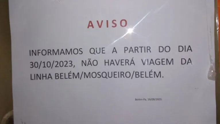 Cartaz, que segundo perfil no X, antigo Twitter, está colado em uma das cabines de venda do terminal hidroviário