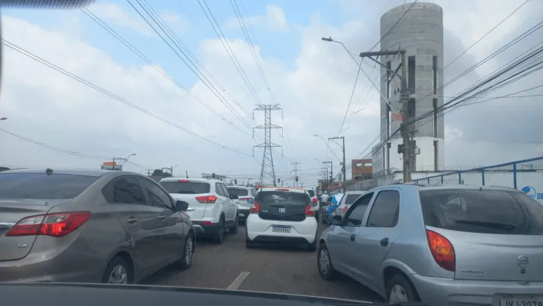 A pouco mais de 3 horas do início da partida, o trânsito na Avenida Centenário já é intenso.