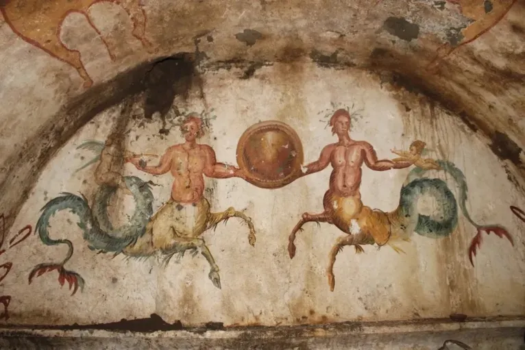 Tumba também continha outras cenas mitológicas, como a representação de dois seres semelhantes a centauros com cauda de peixe
