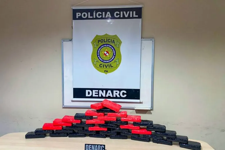 Ao todo, os agentes encontraram 38 tabletes de cloridrato de cocaína.