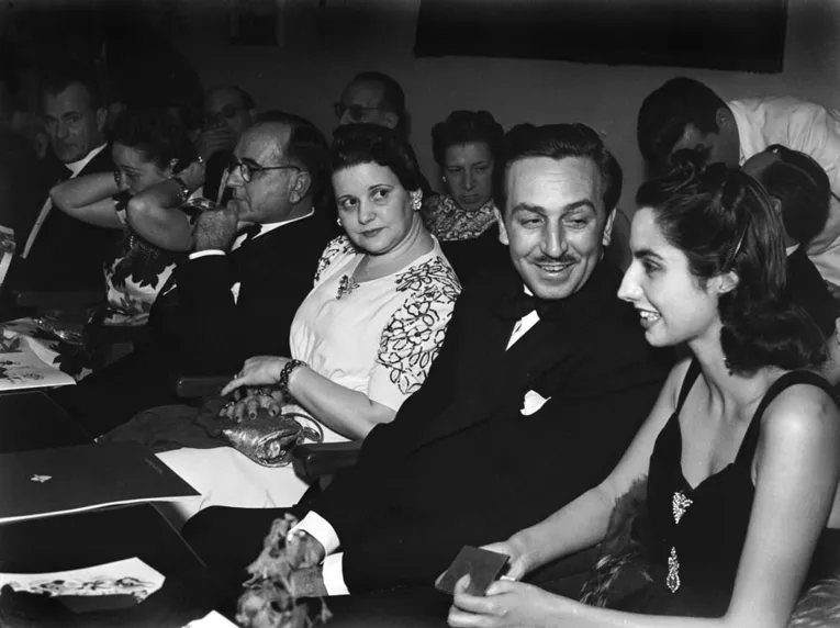 {4} Walt Disney com sua esposa Lillian e o presidente Getúlio Vargas com sua esposa, Darcy, no lançamento do filme de Walt Disney “Fantasia”, Rio de Janeiro – Agosto de 1941. (Hart Preston/Time & Life Pictures/Getty Images)