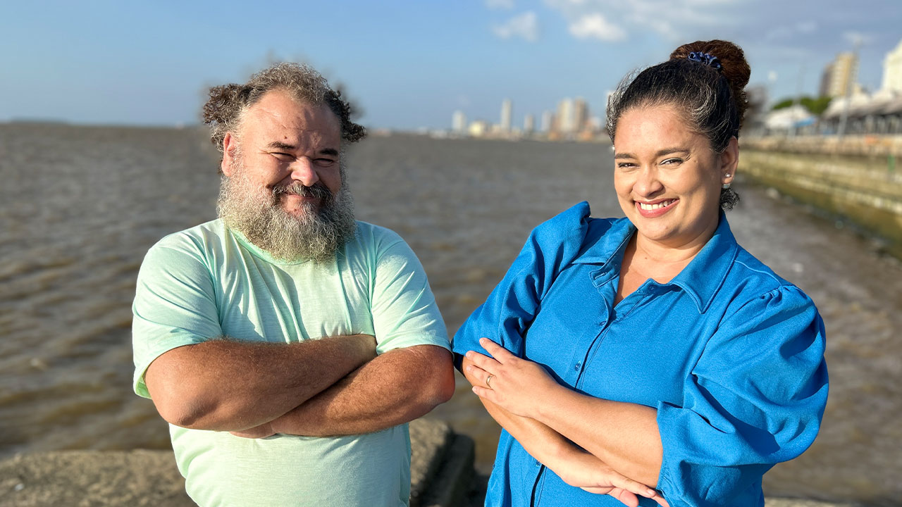 Márcio Neco, historiador e cientista da religião com a jornalista Haynna Hálex as margens da Baia do Guajará, em Belém.