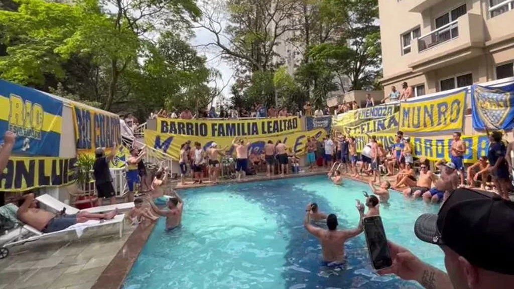 Esta cena na qual torcedores do Boca Juniors relaxam na piscina de um hotel deve se repetir nas praias do Rio de Janeiro, às vésperas da final da Libertadores.