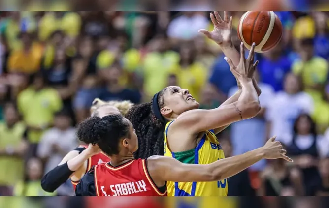 Kamilla disputa rebote no jogo entre Brasil e Alemanha no Pré-Olímpico de Basquete Feminino, em Belém.