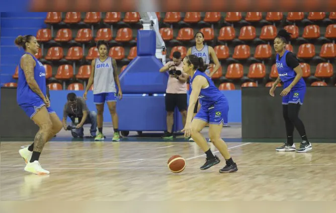 Treino da seleção brasileira feminina de basquete no Mangueirinho.