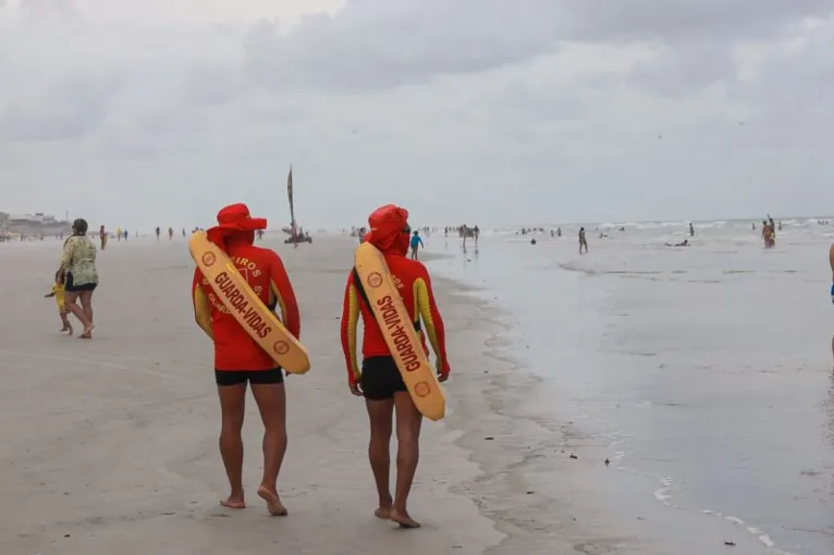 O trabalho de orientação aos banhistas é feito nos principais balneários