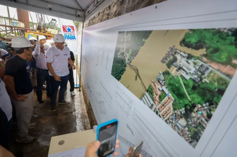 Governador analisando o projeto da obra