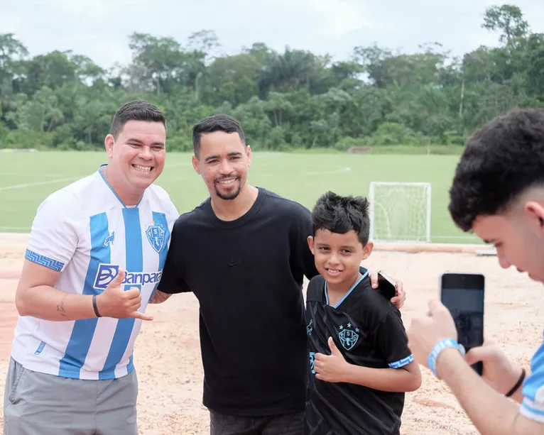 Vídeo: Yago Pikachu faz visita ao CT do Paysandu