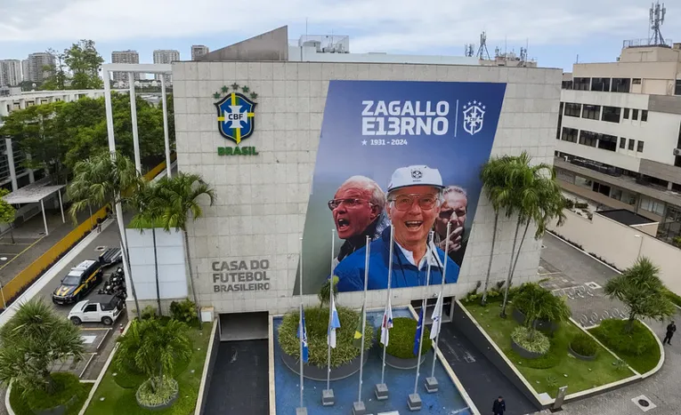 Zagallo recebeu uma homenagem na sede da CBF