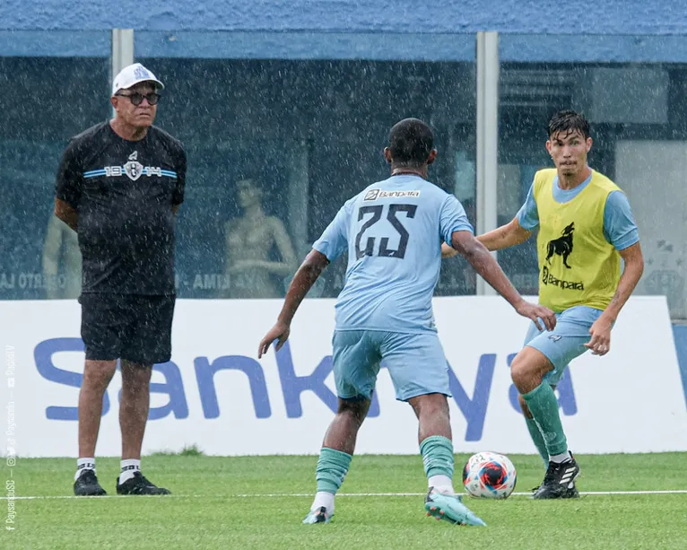 O treinador não ficou satisfeito com a atuação do meio de campo Bicolor