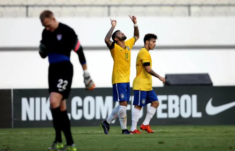 Gabigol comemorando gol no Mangueirão