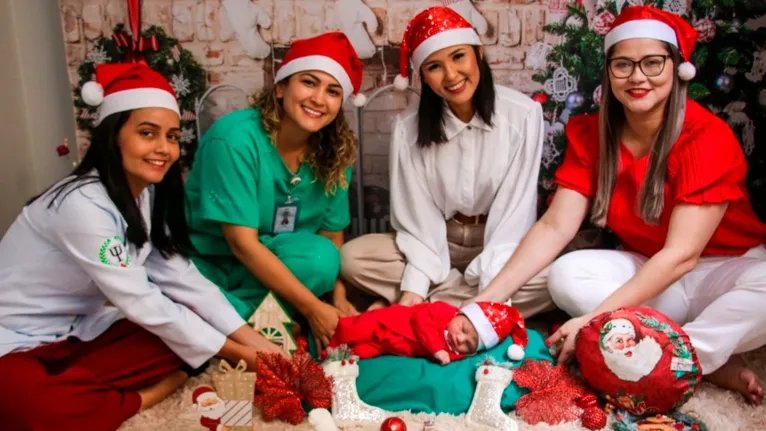 Recém-nascidos ganham ensaio fotográfico fofo de Natal