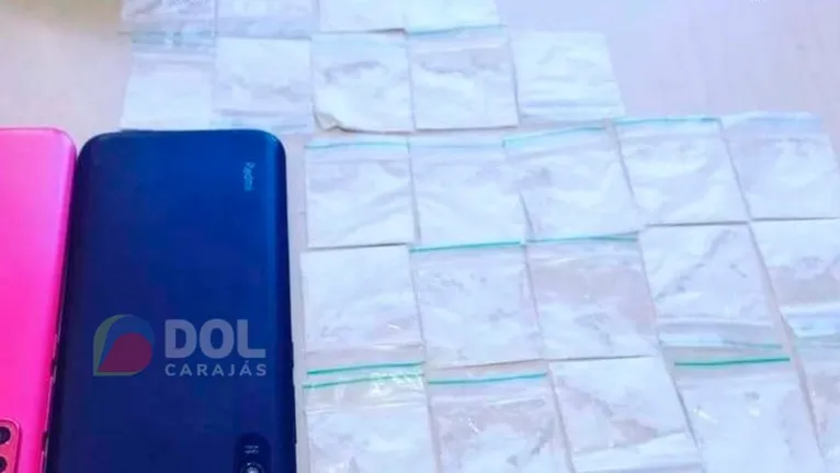 Foram encontrados no interior do veículo 27 sacos plásticos ‘ziplok’ contendo cocaína