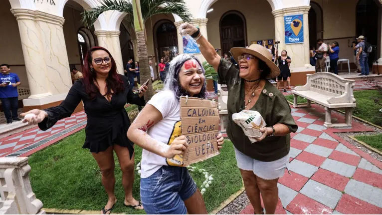 Família comemora a entrada da caloura na maior universidade pública estadual do Pará