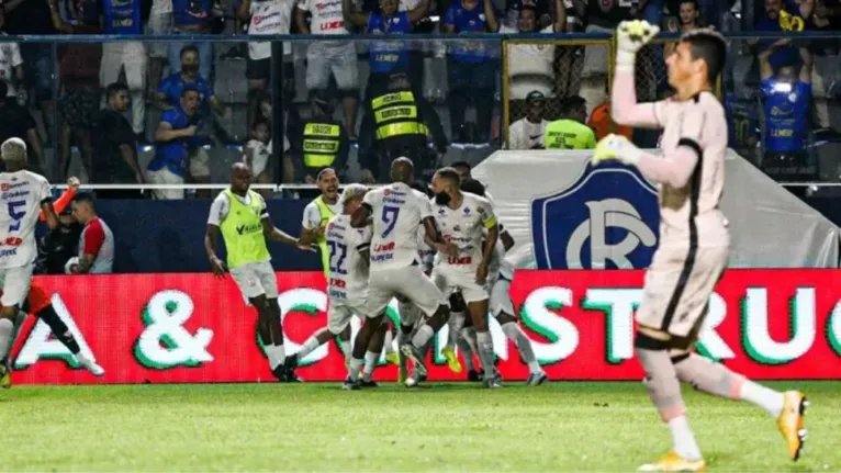 Betão comemora o gol do Águia na partida em 2023