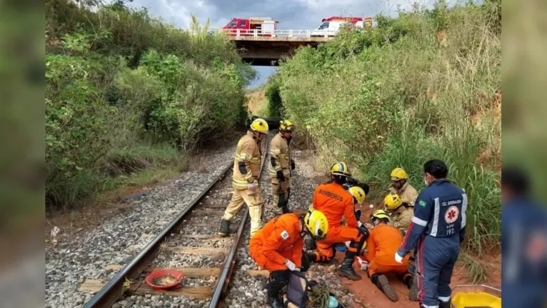 Os bombeiros encontraram o carro virado lateralmente, na linha do trem, e o motorista às margens da ferrovia