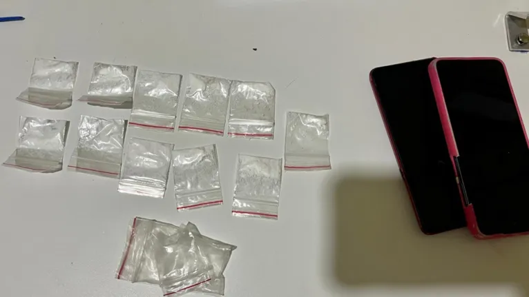 A mulher entregou cerca de 11 embalagens contendo a substancia entorpecente conhecida como cocaína