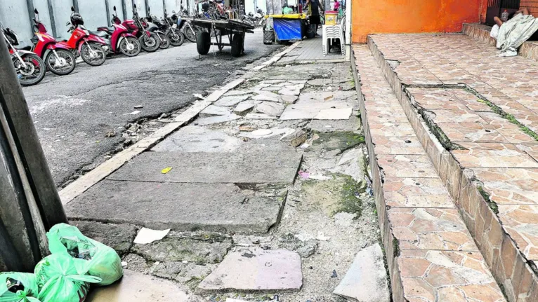 Calçadas do centro de Belém são desafio para pedestres