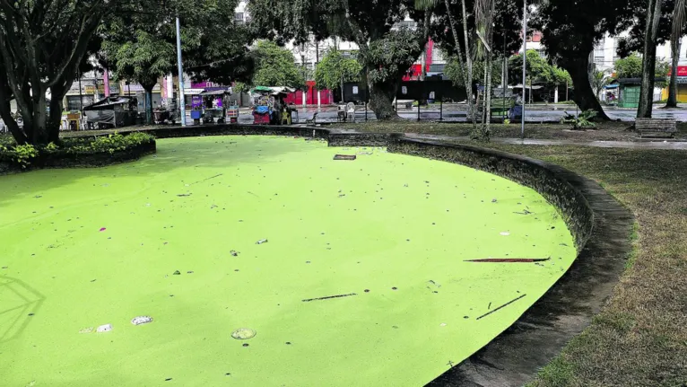 Localizada em frente da Prefeitura, a Praça Dom Pedro II está com lagos tomados pela sujeira