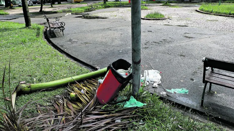 Praça Brasil também sofre com a falta de manutenção, para tristeza de seus frequentadores