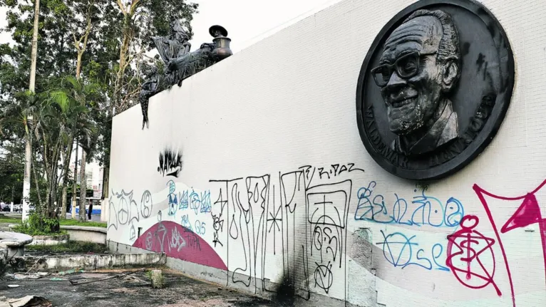 Praça Waldemar Henrique está completamente abandonada