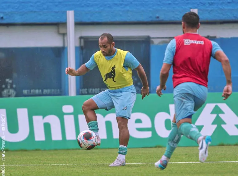 Sempre pelas pontas, Edinho é grande opção para o ataque