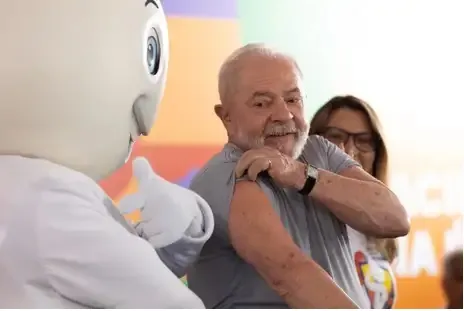 Presidente Luiz Inácio Lula da Silva recebe vacina no lançamento do Movimento Nacional pela Vacinação