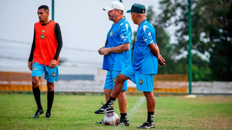 O técnico Emerson Almeida comandou o treino técnico e tático no ninho do falcão.