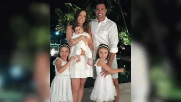 Fabiana, com o marido e duas filhas