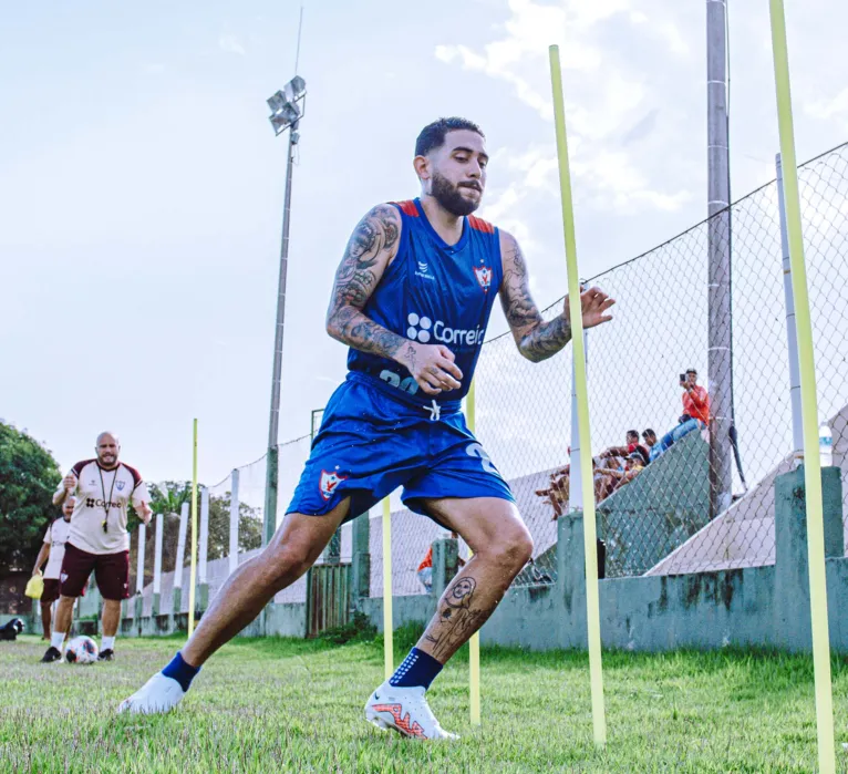 Leandro é cria do Paysandu e tem passagens por Remo, Náutico, Ceará e Botafogo.