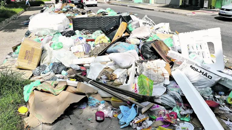 Avenida Marquês de Herval sempre tem pontos de lixos nos quarteirões