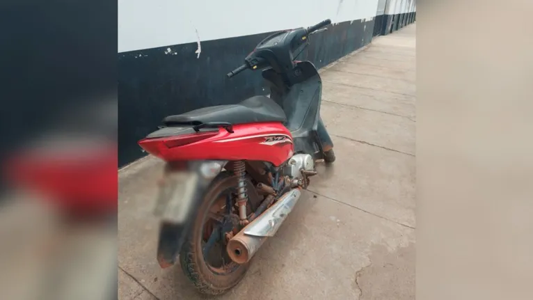 Uma moto que estava em frente às residências foi apreendida pois estava com registro de furto/roubo
