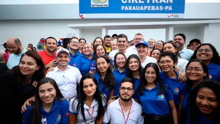 Governador Helder e comitiva durante entrega do prédio reconstruído