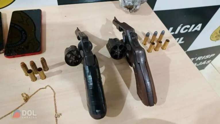 No local do crime, a perícia recolheu os estojos deflagrados das pistolas calibres ponto 380 e 9mm utilizadas no delito