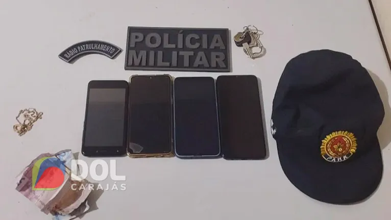 O receptador e o foragido da justiça junto com quatro celulares apreendidos, foram conduzidos para a Delegacia de Polícia Civil