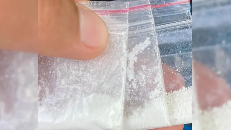 Em poder de um dos ocupantes, três envelopes contendo uma substância entorpecente análoga a cocaína.