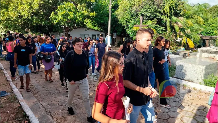 Amigos, alunos e colegas de trabalho no sepultamento em Marabá