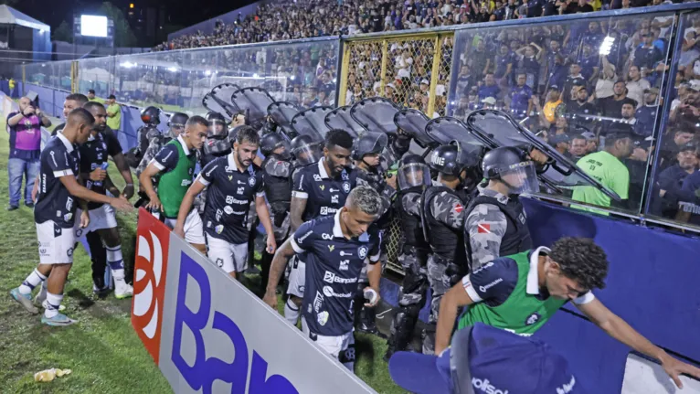 Jogadores foram vaiados e xingados após o empate contra o São Francisco.