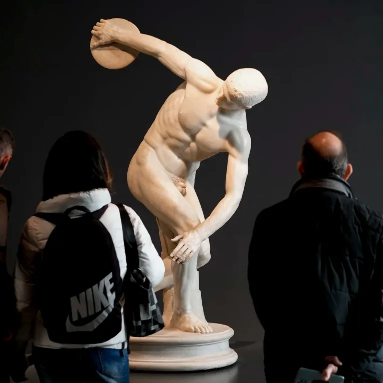 Os visitantes admiram o Discobolus Palombara, uma cópia romana do século II de um original grego em bronze há muito perdido, no Museu Nacional Romano, em Roma, Itália, 3 de dezembro de 2023.