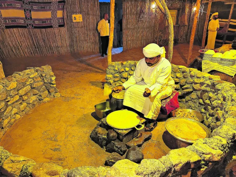 Acampamento beduíno construído com madeira natural e pedra