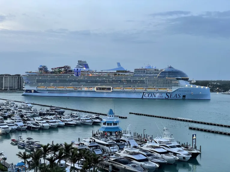 Aqui você pode ver a diferença do navio perto dos outros barcos