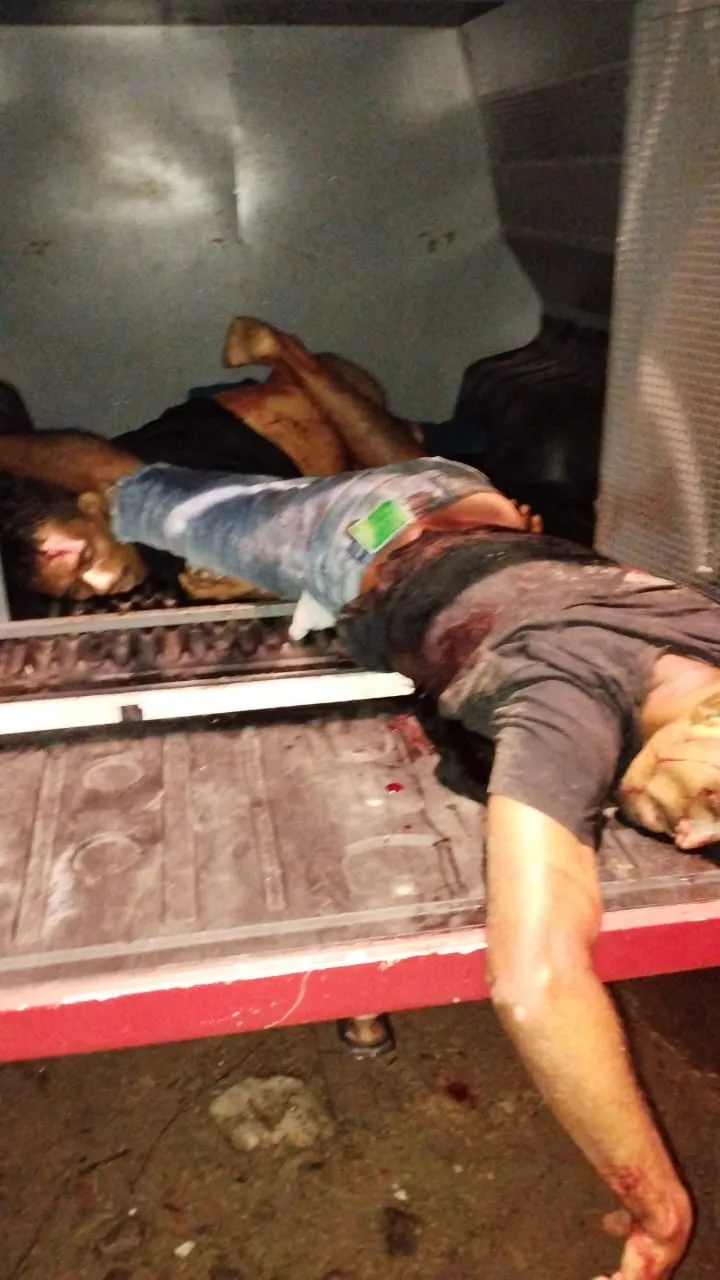 Dois homens foram colocados no "camburão" de uma viatura da polícia, ambos sem vida