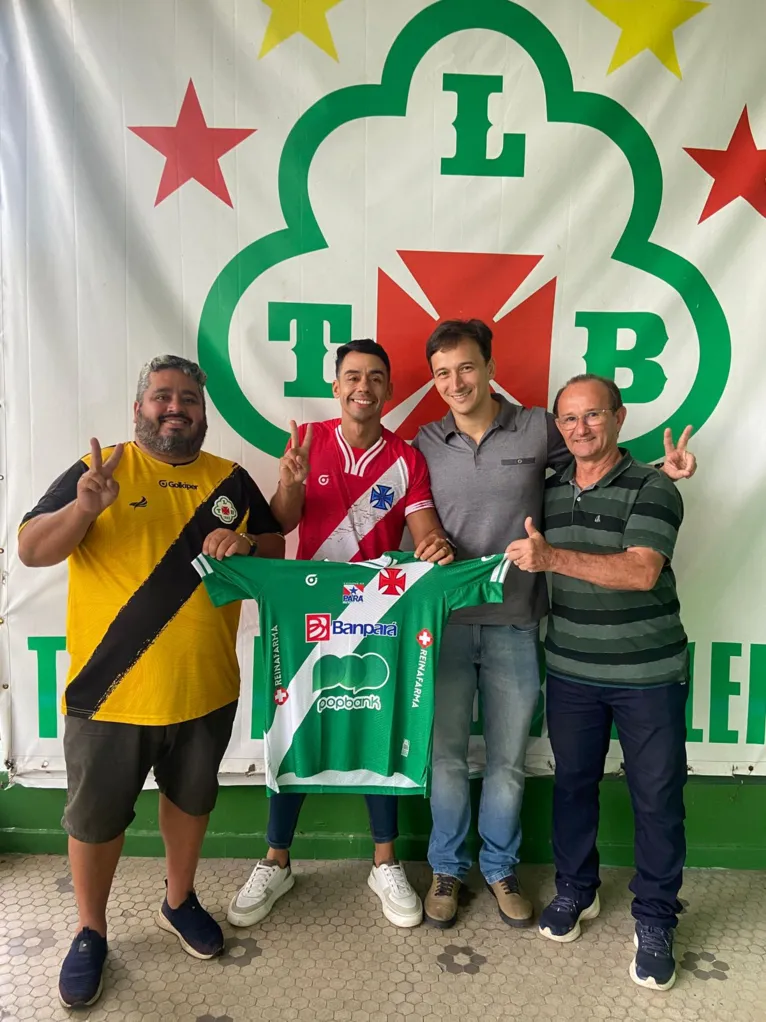 Treinador Ignácio Neto com os diretores da Tuna Luso Vinícius Pacheco e Eder Pisco no dia em que renovou o contrato