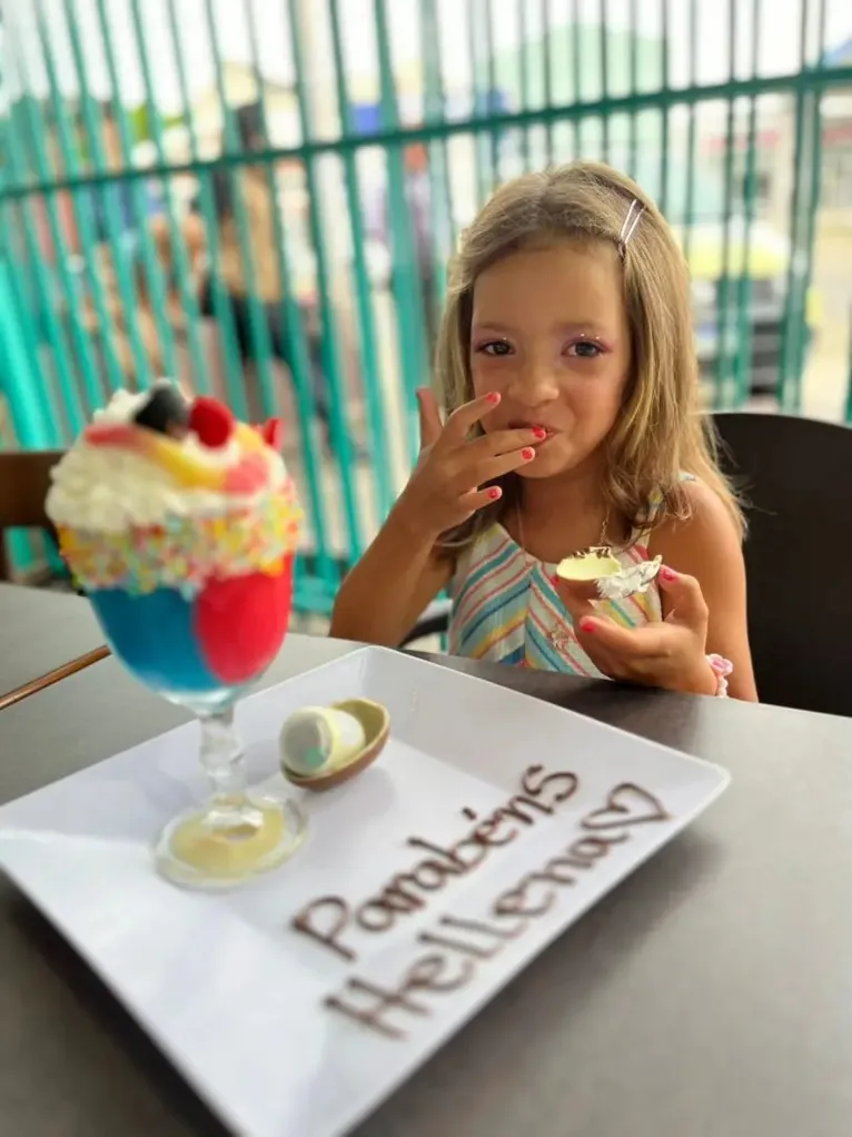 Menina pede bolo de aniversário no sinal e ganha festa 