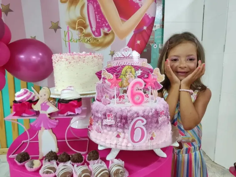 Hellena feliz em sua festa de aniversário